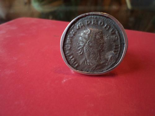 Sortija hecha de plata con una moneda antigua - Imagen 1