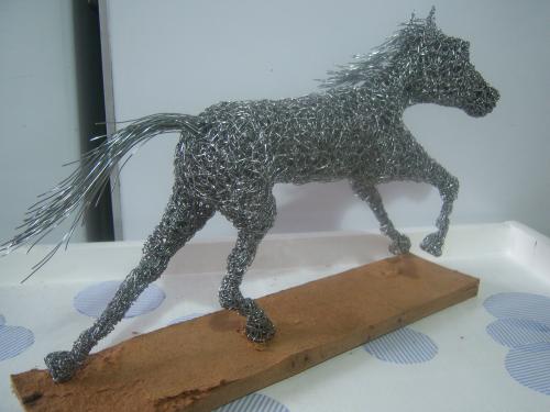 esculturas de caballos en alambre tejido unic - Imagen 1